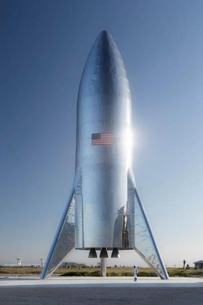 SpaceX представила первый корабль для полетов на Марс и Луну