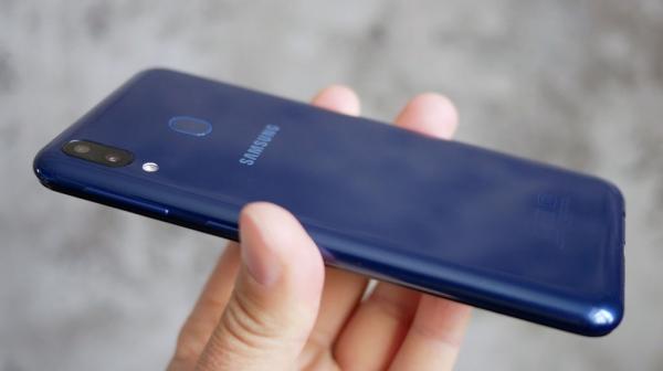 Обзор смартфона Samsung Galaxy M20: долгожитель с треугольной "челкой"