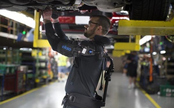Ford внедряет экзоскелеты EksoVest для рабочих на заводах по всему миру