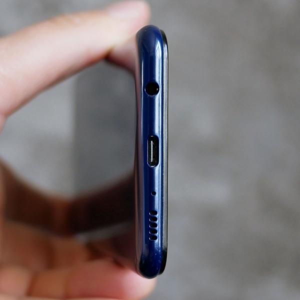 Обзор смартфона Samsung Galaxy M20: долгожитель с треугольной "челкой"